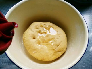 辫子豆沙面包,加入玉米油，慢慢与面团揉合在一起，温暖处发酵