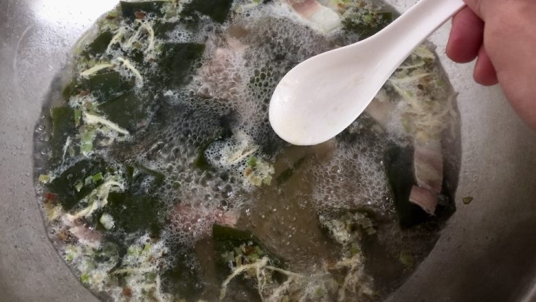 一清二白➕海带豆腐咸肉汤,中火煮两三分钟，去除浮末，这个咸肉的浮末基本是很少的