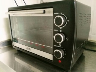 辫子豆沙面包,烤箱预热180度，上下火160度烤30分钟