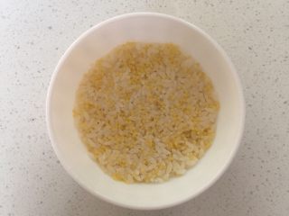 牛油果豆沙饭,碗中抹油，铺一层蒸好的米饭压实