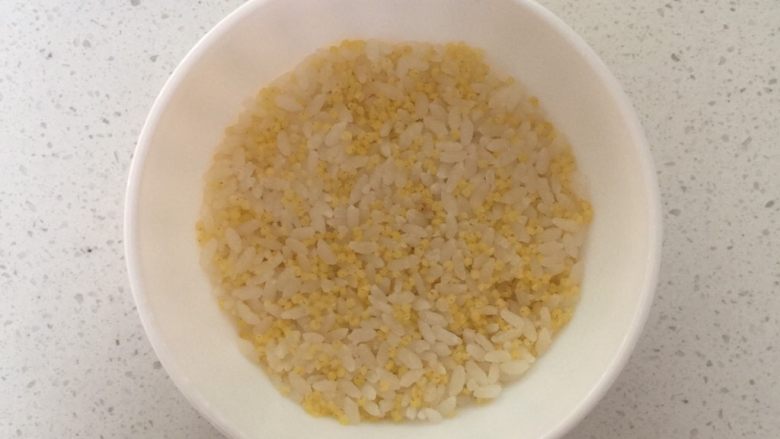 牛油果豆沙饭,碗中抹油，铺一层蒸好的米饭压实