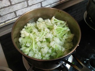 肉炒菜花,菜花放开水里煮两分钟，捞出备用