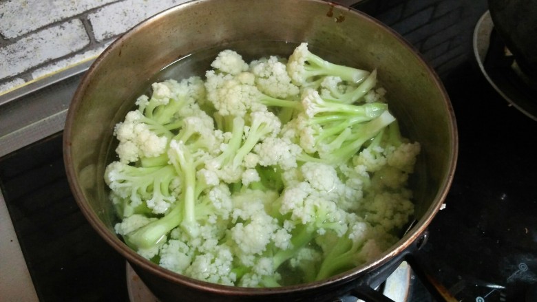 肉炒菜花,菜花放开水里煮两分钟，捞出备用