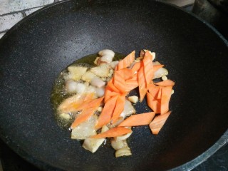 肉炒菜花,加胡萝卜，炒两分钟
