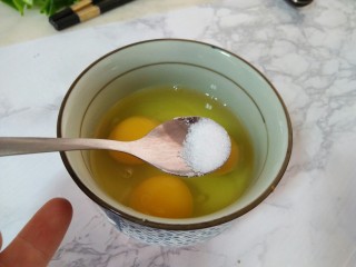 黄瓜炒鸡蛋,鸡蛋中加入盐