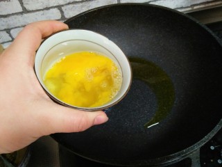 黄瓜炒鸡蛋,锅中油热加入鸡蛋液