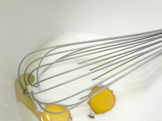 冷藏发酵红豆松饼,鸡蛋、牛奶、蜂蜜三样搅拌均匀