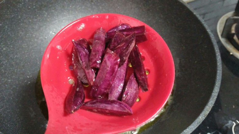 紫薯条,炸熟捞出，控油