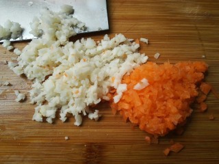白菜包,马蹄和胡萝卜去皮洗净，切碎。