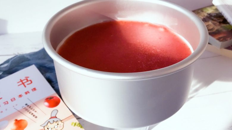 下午茶の草莓慕斯,脱模：
用吹风机热风绕着模具吹一圈，然后在模具底下放一个高点的杯子，将模具往下拉就ok。