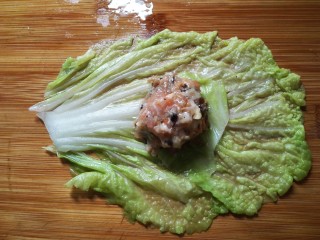 白菜包,取一片白菜叶子平铺好，放入适量肉馅。