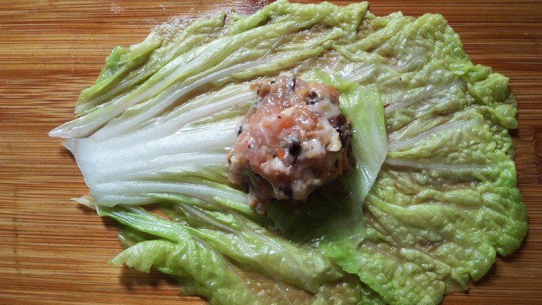 白菜包,取一片白菜叶子平铺好，放入适量肉馅。