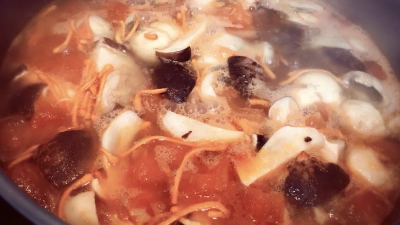 番茄菌菇排骨汤