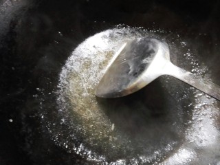白菜包,把盘子里的水倒入锅里烧开加入适量水淀粉。