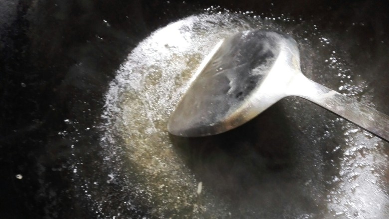 白菜包,把盘子里的水倒入锅里烧开加入适量水淀粉。