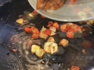 红烧带鱼,锅内留油，放入小米椒蒜末爆香