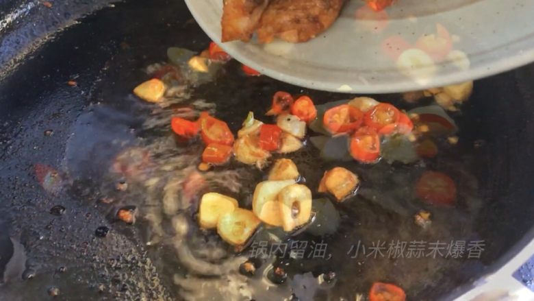 红烧带鱼,锅内留油，放入小米椒蒜末爆香