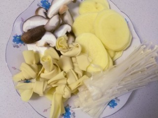 冬日里的暖汤,土豆，香菇，金针菇，洗干净切好，百叶打结