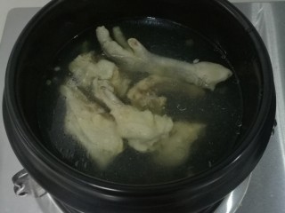 冬日里的暖汤,砂锅里盛入少量煨好的鸡肉和鸡汤