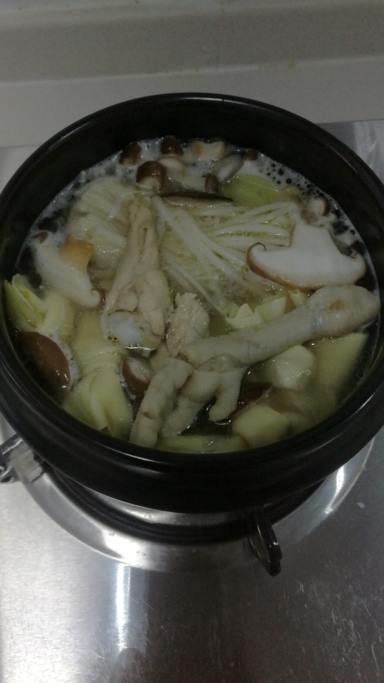 冬日里的暖汤,放入土豆，香菇，金针菇，百叶结小火烧开