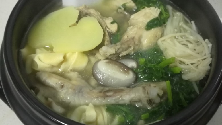 冬日里的暖汤,等土豆软了，加入豆苗，烧开加盐，鸡精调味，暖暖的，舒服！