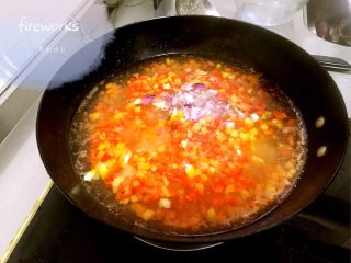 彩虹碎片🌈,最后放入洋葱，把蔬菜焯水，呈半熟状态，洋葱过热水去辛辣味，用炒勺过滤掉多余的水乘起备用。