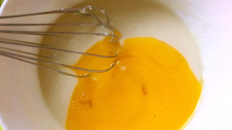 橙香蛋糕（6寸）,分离<a style='color:red;display:inline-block;' href='/shicai/ 9'>鸡蛋</a>，蛋白打至干净容器，蛋黄加入到面糊中，搅拌均匀顺滑