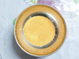 小米南瓜百合银耳粥,舀半杯小米出来，小米最好买有机的那种，颜色均匀，胚芽处看起来是有黑点的，如果染过的就整颗小米看起来都是特别黄的！