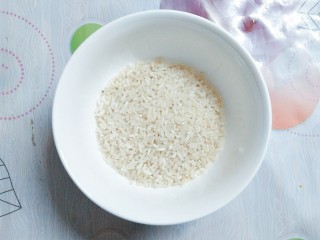 小米南瓜百合银耳粥,准备半杯大米，我这大米是爸爸自己在老家种了寄过来的，熬出来的粥有浓浓的米香味，吃起来口感特别的好，不像外面买的米，吃起来松松散散，失去了粘性！