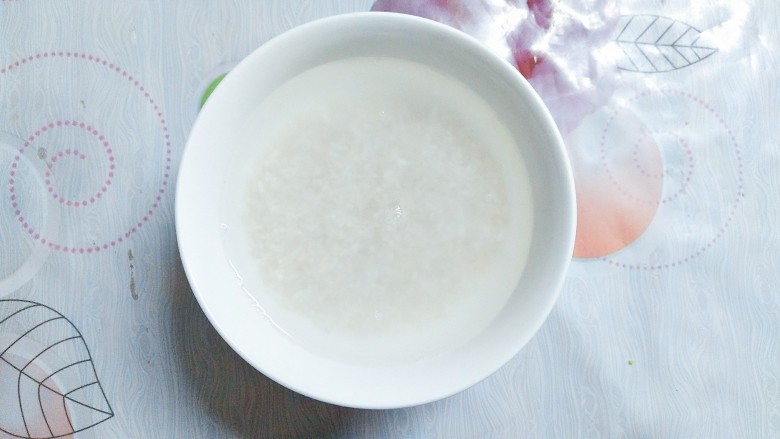 小米南瓜百合银耳粥,大米也淘洗干净，用适量的冷水泡半个小时！