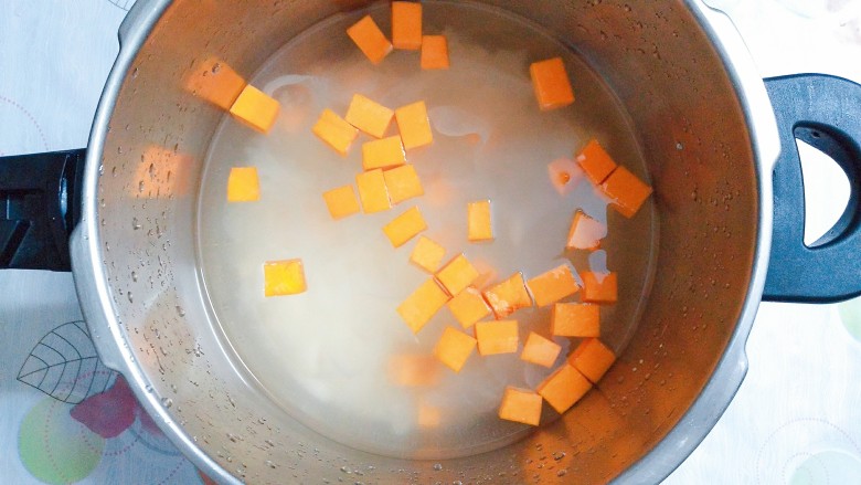 小米南瓜百合银耳粥,等大米，小米都泡好后，把所有的材料全部放入高压锅里！