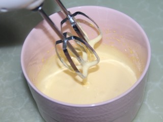 冰淇淋香蕉船,打至如图状态，提起打蛋头可流动