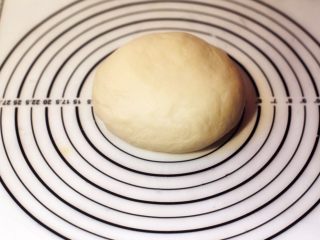 生煎包,制作面团：老面撕成碎块状加入200克中粉6克鲜酵母适量水揉成光滑面团。