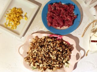 生煎包,里脊肉剁碎，蘑菇切小丁，生姜丝切沫。