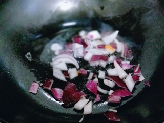 #一碗面#咖喱乌冬面,加入切好的洋葱煸炒。