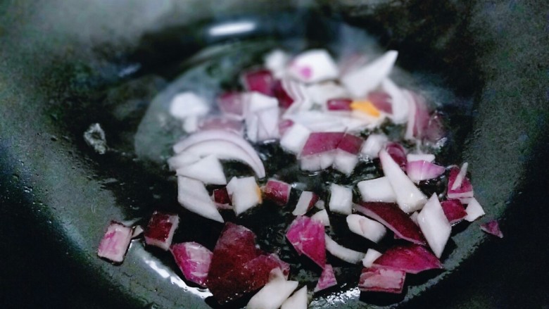 #一碗面#咖喱乌冬面,加入切好的洋葱煸炒。