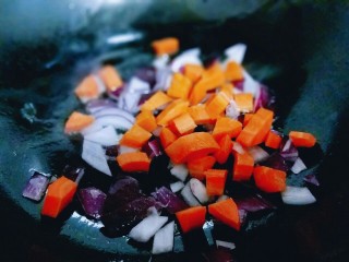 #一碗面#咖喱乌冬面,再加入胡萝卜丁煸炒。