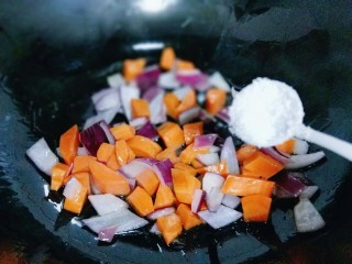#一碗面#咖喱乌冬面,加入盐。（依个人口味放盐）