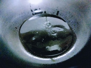 #一碗面#咖喱乌冬面,起油锅，加入少许食用油。