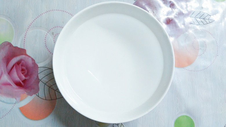香辣凤爪,在一个干净的碗里准备好一碗凉白开！