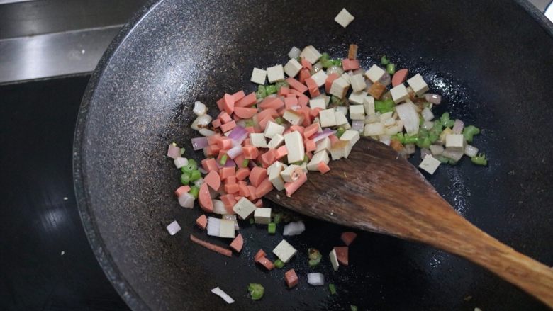 咖喱时蔬炒饭,翻炒至洋葱明显变软后下豆干、火腿继续翻炒