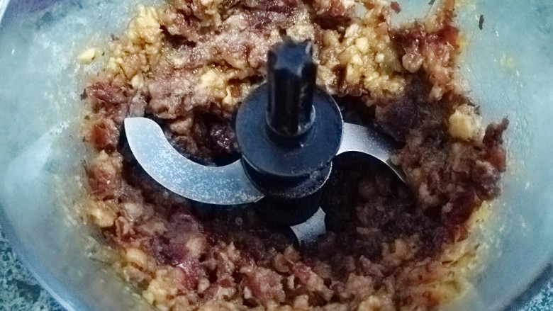 家常枣糕,放入料理机打碎
因为红枣的含糖度很高
可以加少量清水