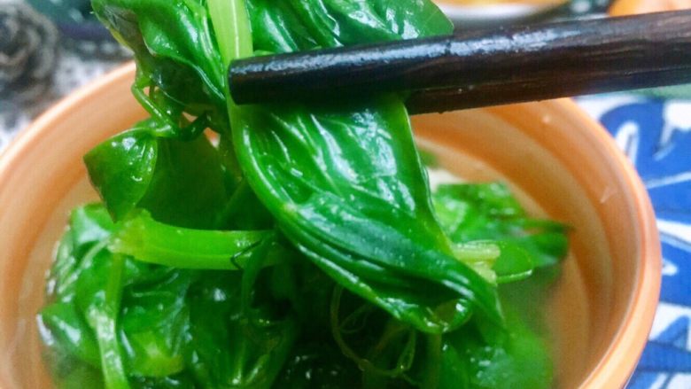 #微波炉美食#+清水沁翡翠,微波炉做出来的青菜不会破坏叶绿素所以会脆脆的清爽，值得推荐👍