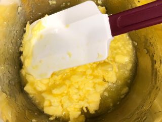 敲可爱糖霜饼干⒈（饼干胚）,把黄油室温软化，把黄油、太古糖粉、玉米糖浆、全鸡蛋液放入缸内搅匀。可用手动打蛋器低速打一下，不能打得太过，饼干烤的时候容易缩。我一般就拿刮刀搅一搅
