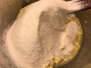 敲可爱糖霜饼干⒈（饼干胚）,将低筋面粉过筛，分三次加入刚才的混合物中，搅拌均匀，没有干粉即可。不要过分搅拌面团容易起筋。