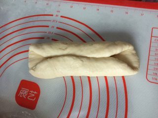 北海道白吐司,擀成长舌状，对中间折叠