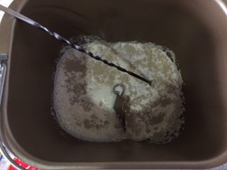 北海道白吐司,牛奶 淡奶油 鸡蛋液 放面包桶，放酵母静置3-5分钟