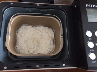 北海道白吐司,放入面包机，设置搅拌功能