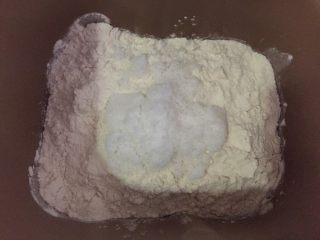 北海道白吐司,静置好后放面粉覆盖住液体，再放糖（糖不可碰到酵母哦！）