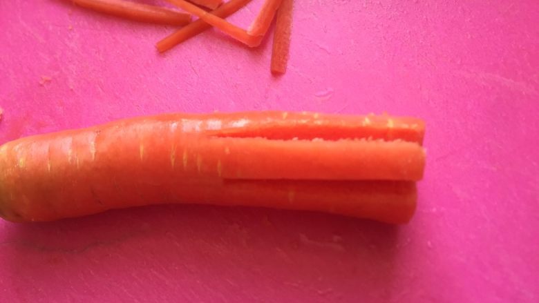 新文美食  香辣莲藕胡萝卜,用刀刻出六个槽。